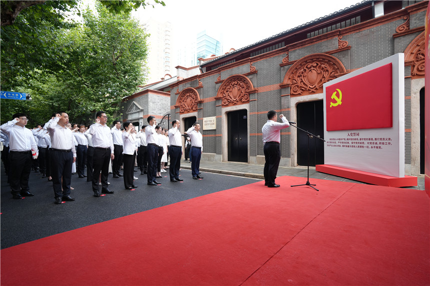 7月1日上午，在中共一大紀念館舉辦了“牢記囑托 凝心鑄魂 砥礪前行”上海市新黨員代表入黨宣誓活動。吳之淵 攝