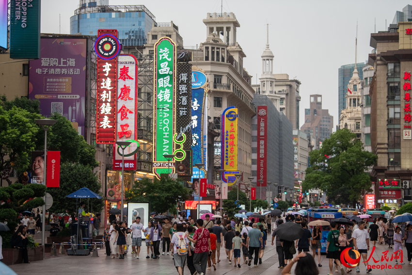 上海南京東路步行街，游客絡(luò)繹不絕。人民網(wǎng)記者 翁奇羽攝